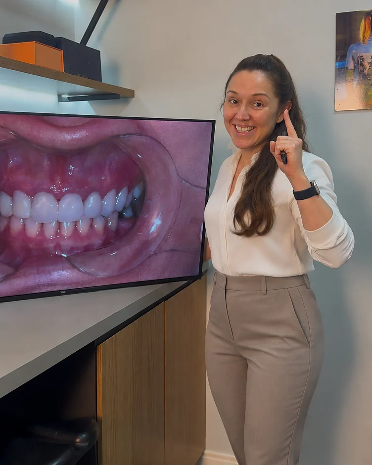 Avatar do sorriso apresentado em tela na clínica
